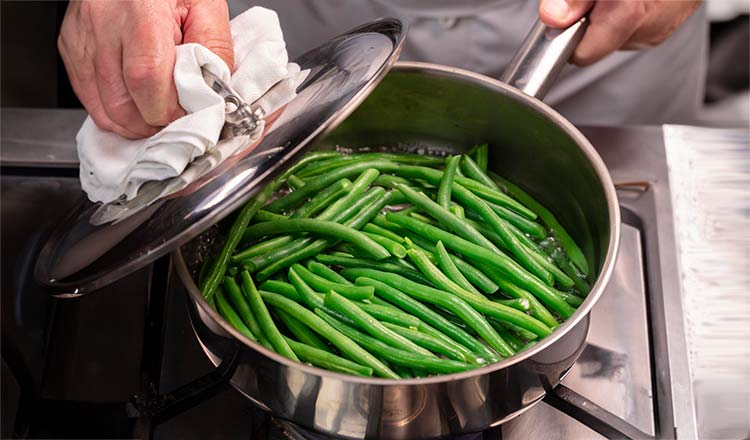 Pan-steaming green beans