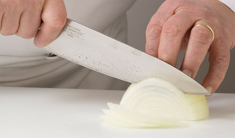 Slicing an onion